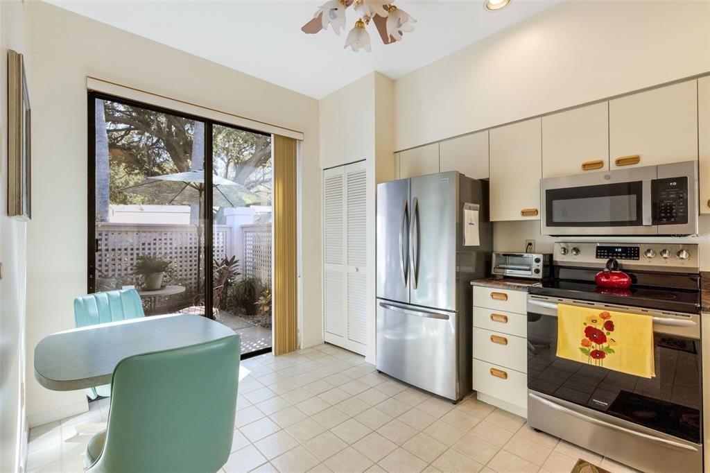 For Sale: $349,000 (2 beds, 2 baths, 1464 Square Feet)