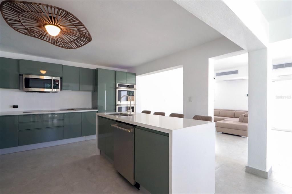 待售: $2,600,000 (6 贝兹, 8 浴室, 3221 平方英尺)