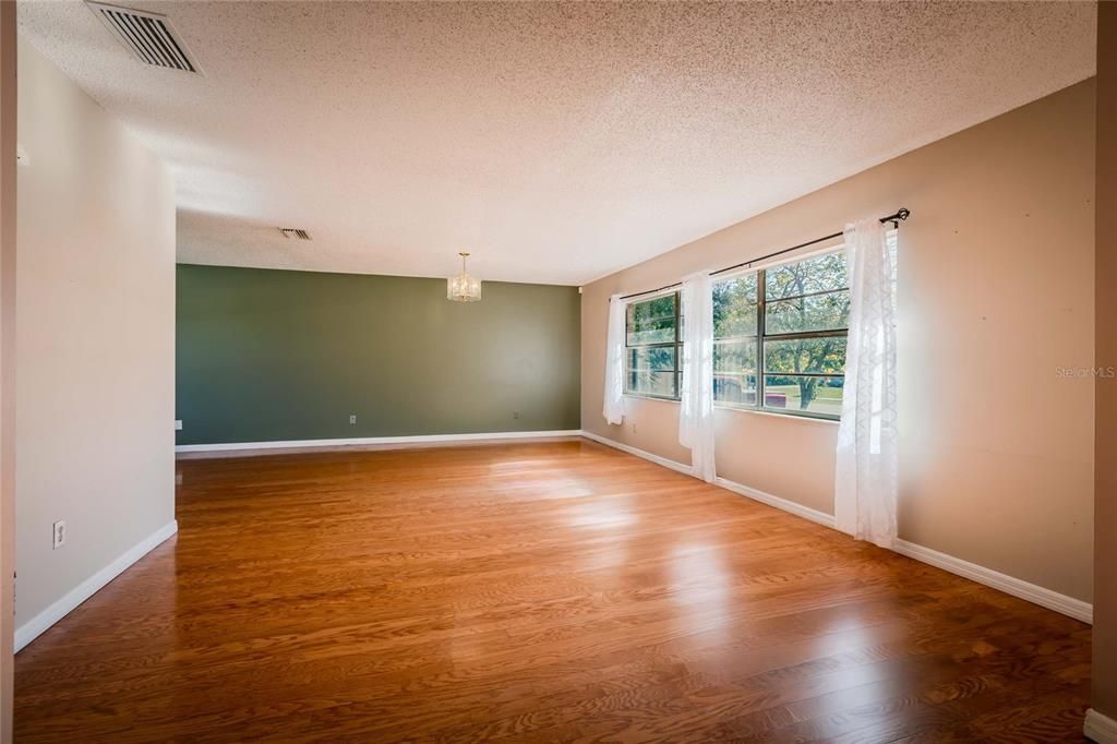 En Venta: $450,000 (4 camas, 2 baños, 2392 Pies cuadrados)