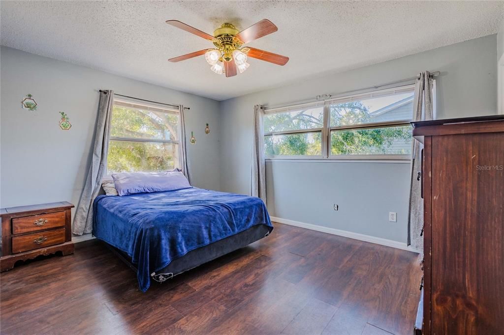 En Venta: $450,000 (4 camas, 2 baños, 2392 Pies cuadrados)