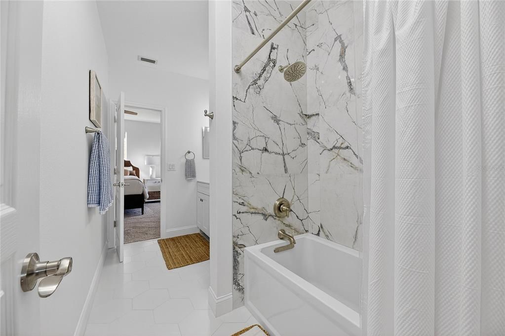 En Venta: $1,225,000 (4 camas, 3 baños, 3463 Pies cuadrados)