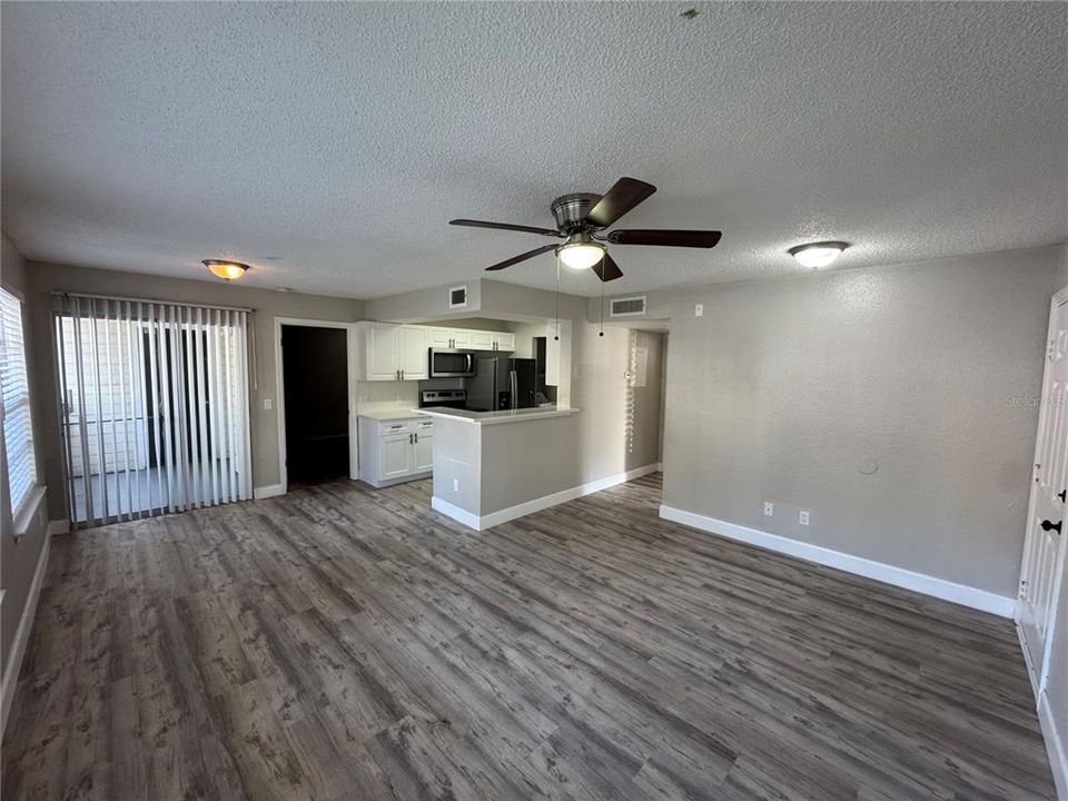 待售: $153,900 (2 贝兹, 2 浴室, 829 平方英尺)