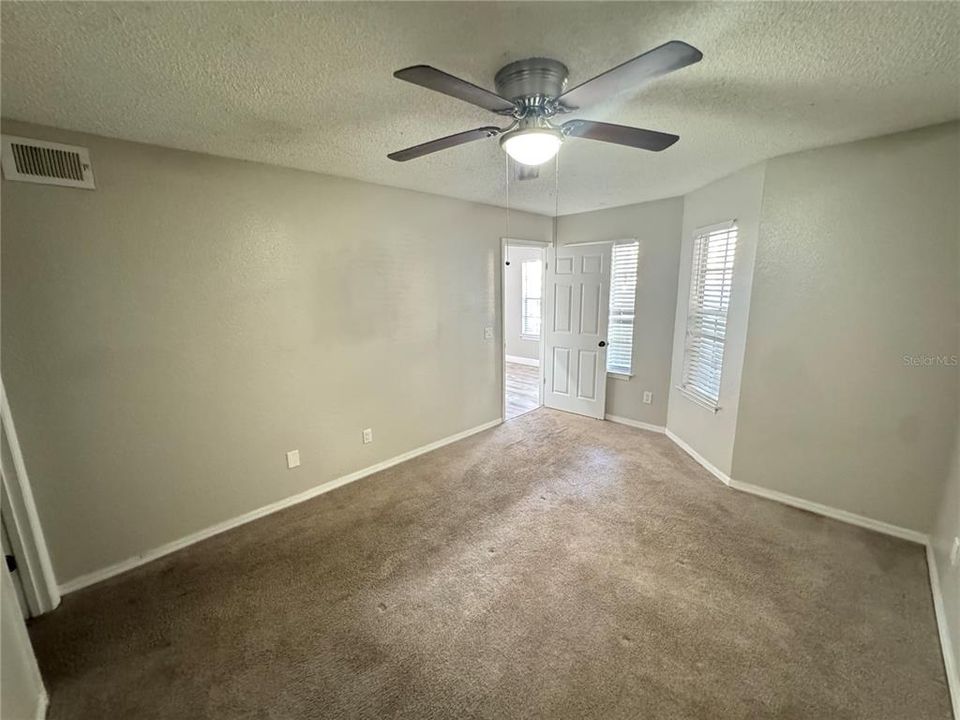 待售: $153,900 (2 贝兹, 2 浴室, 829 平方英尺)