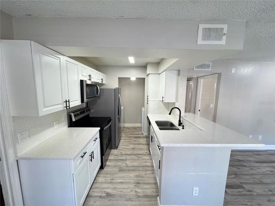 待售: $153,900 (2 贝兹, 2 浴室, 829 平方英尺)