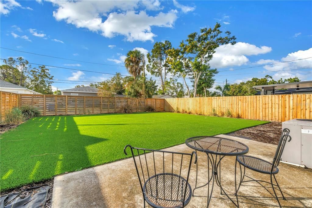 For Rent: $2,400 (2 beds, 1 baths, 882 Square Feet)