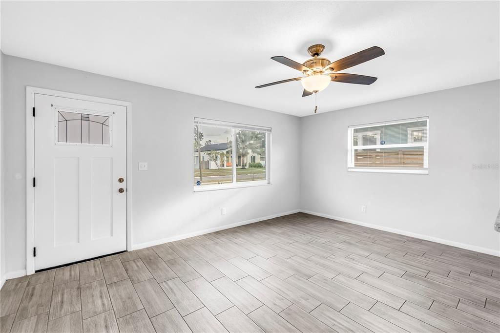 For Rent: $2,400 (2 beds, 1 baths, 882 Square Feet)