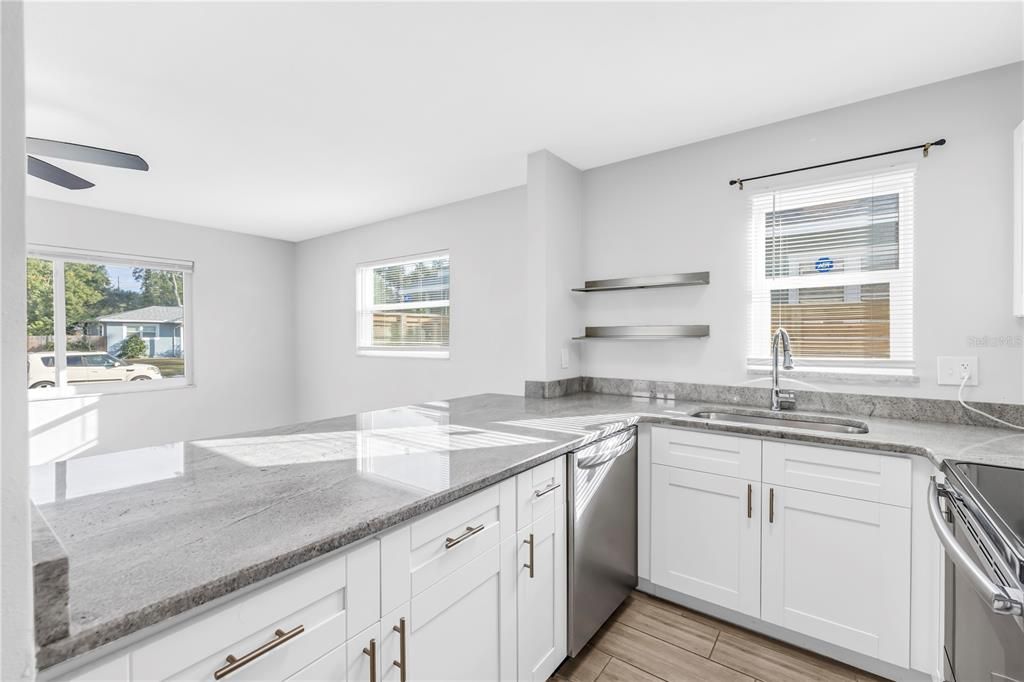 For Rent: $2,400 (2 beds, 1 baths, 882 Square Feet)