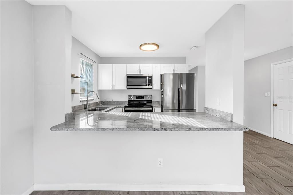 For Rent: $2,400 (2 beds, 1 baths, 882 Square Feet)