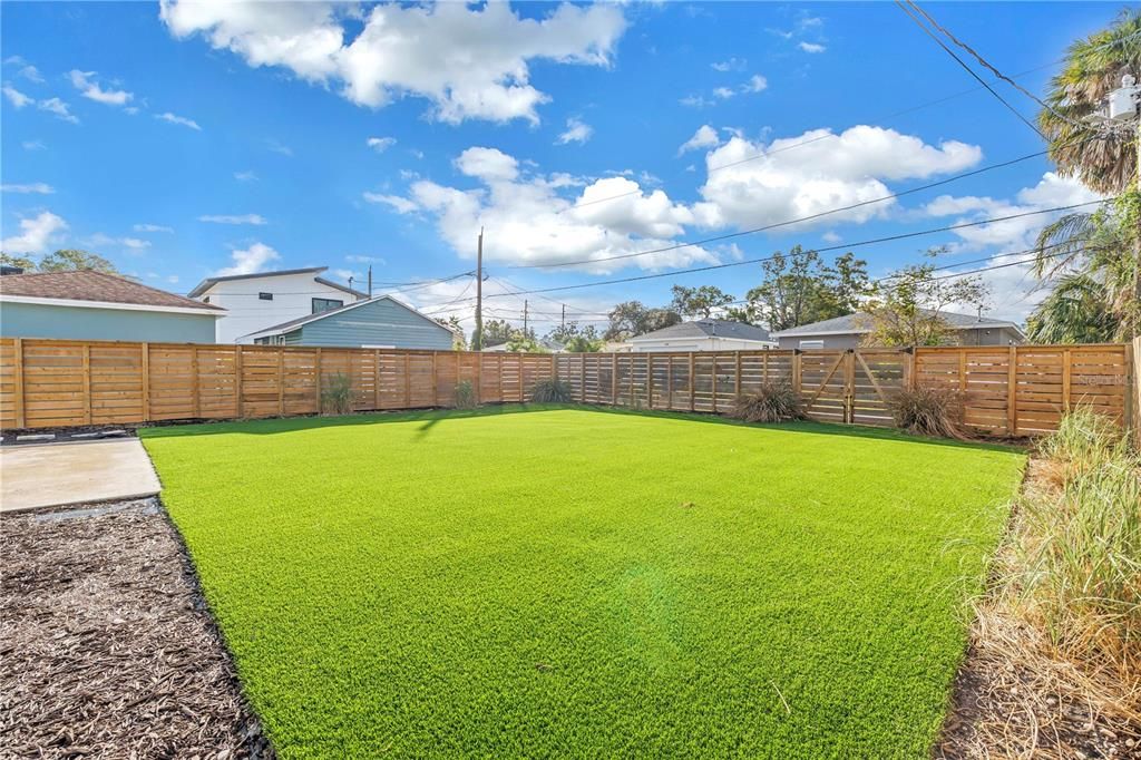 For Rent: $2,400 (2 beds, 1 baths, 882 Square Feet)