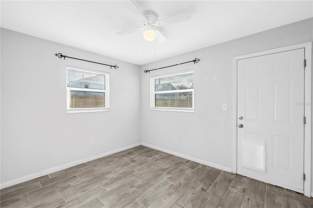 For Rent: $2,400 (2 beds, 1 baths, 882 Square Feet)