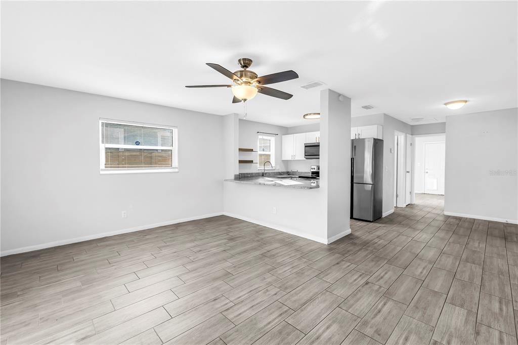 For Rent: $2,400 (2 beds, 1 baths, 882 Square Feet)