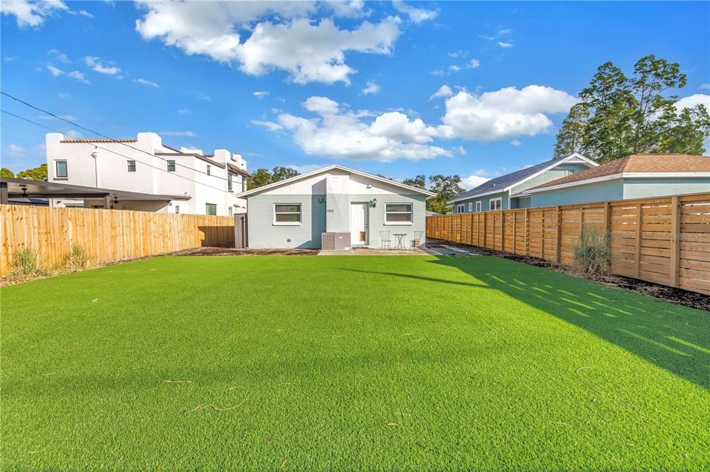 For Rent: $2,400 (2 beds, 1 baths, 882 Square Feet)