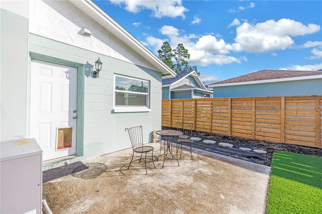 For Rent: $2,400 (2 beds, 1 baths, 882 Square Feet)