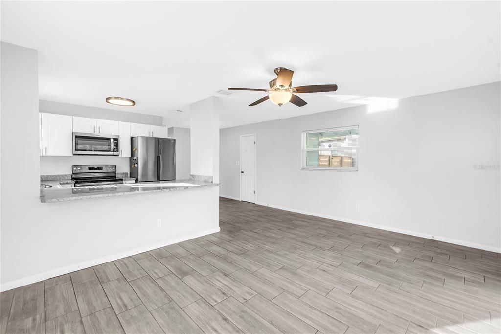 For Rent: $2,400 (2 beds, 1 baths, 882 Square Feet)