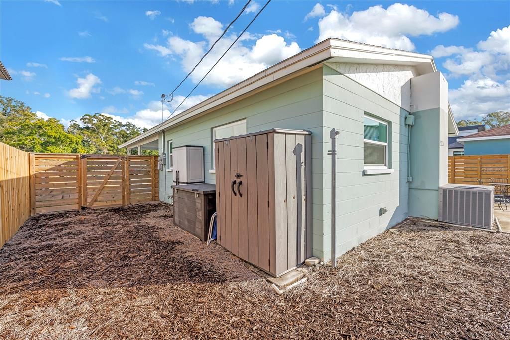 For Rent: $2,400 (2 beds, 1 baths, 882 Square Feet)