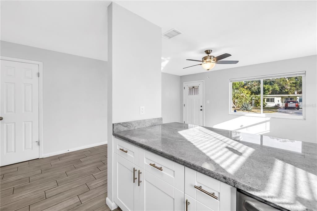 For Rent: $2,400 (2 beds, 1 baths, 882 Square Feet)