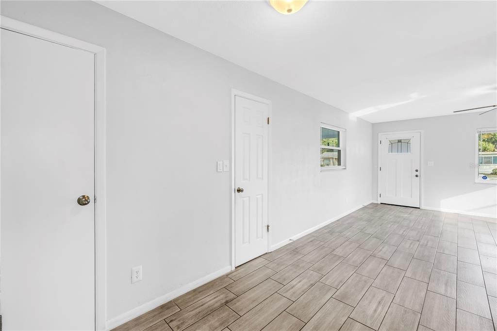 For Rent: $2,400 (2 beds, 1 baths, 882 Square Feet)