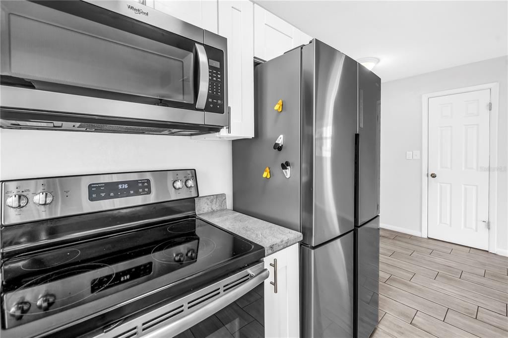 For Rent: $2,400 (2 beds, 1 baths, 882 Square Feet)