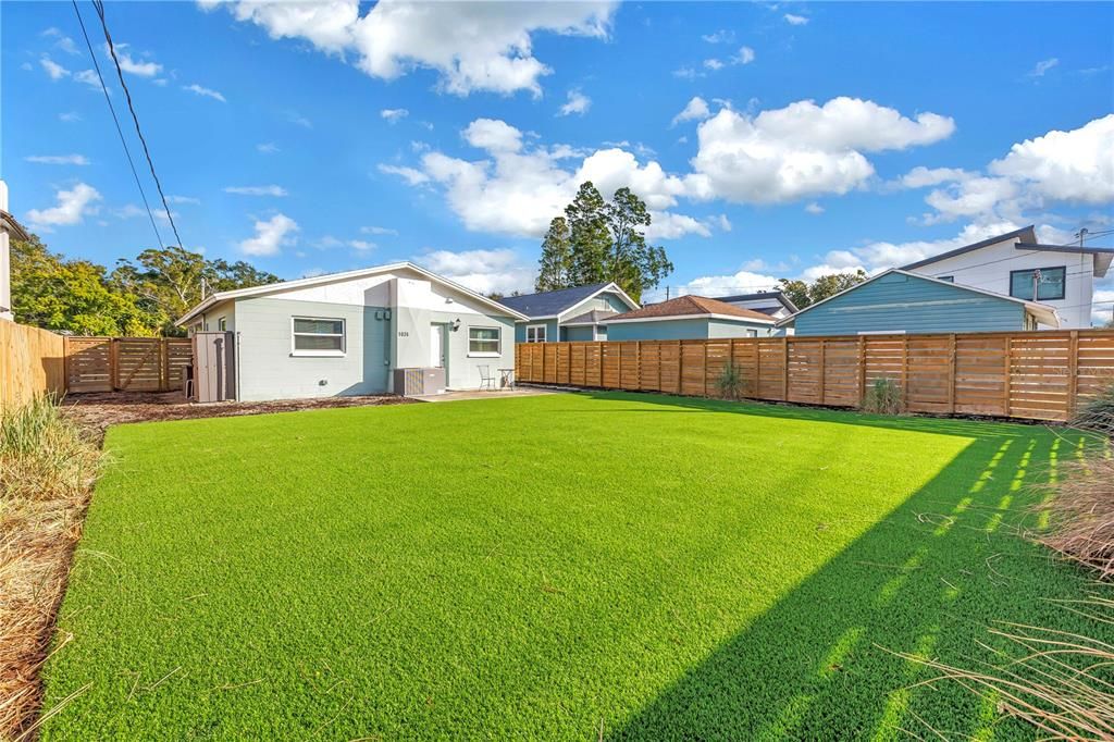 For Rent: $2,400 (2 beds, 1 baths, 882 Square Feet)