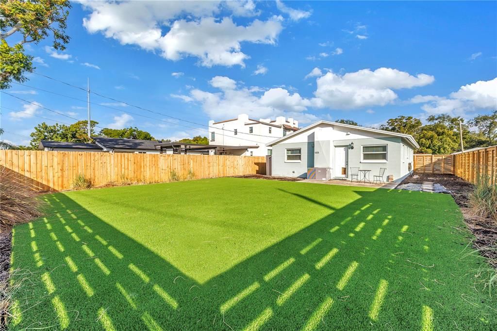 For Rent: $2,400 (2 beds, 1 baths, 882 Square Feet)