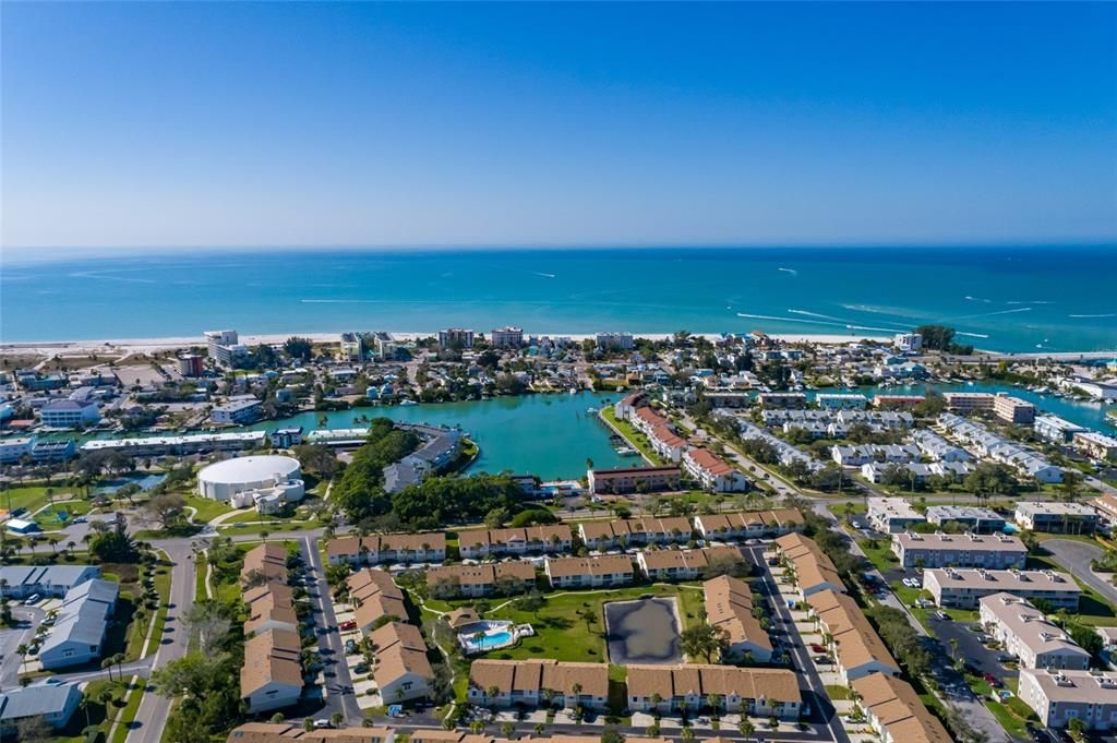 For Sale: $425,000 (2 beds, 2 baths, 920 Square Feet)