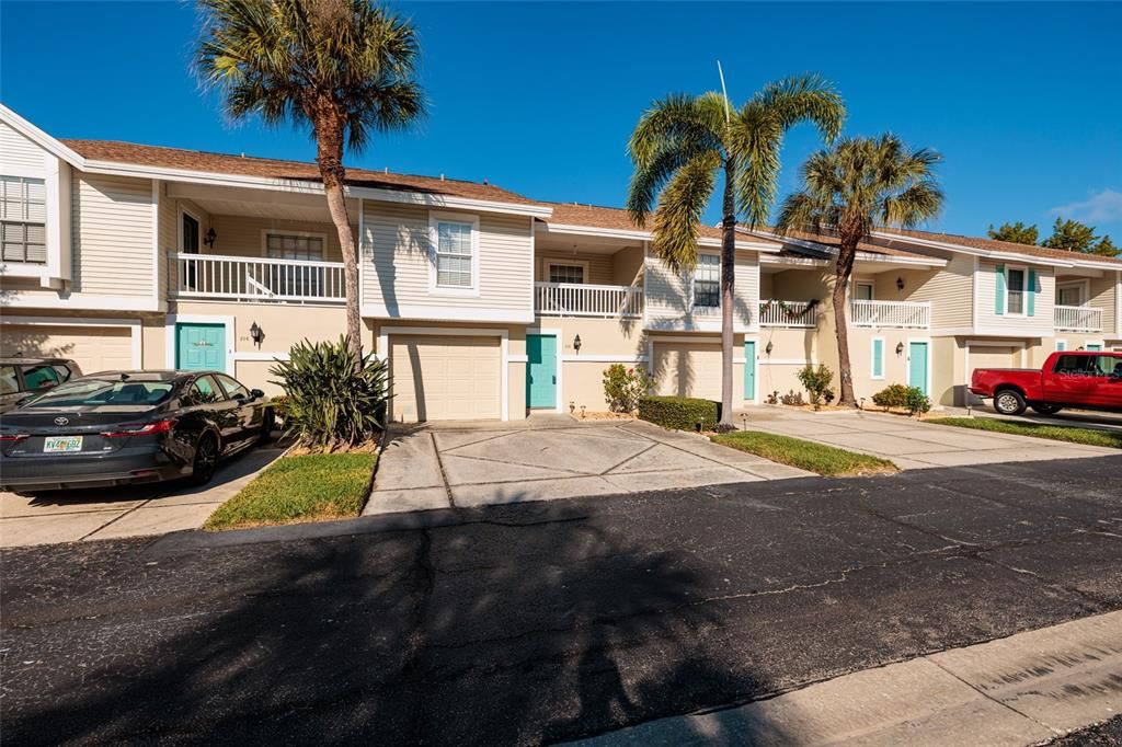 For Sale: $425,000 (2 beds, 2 baths, 920 Square Feet)