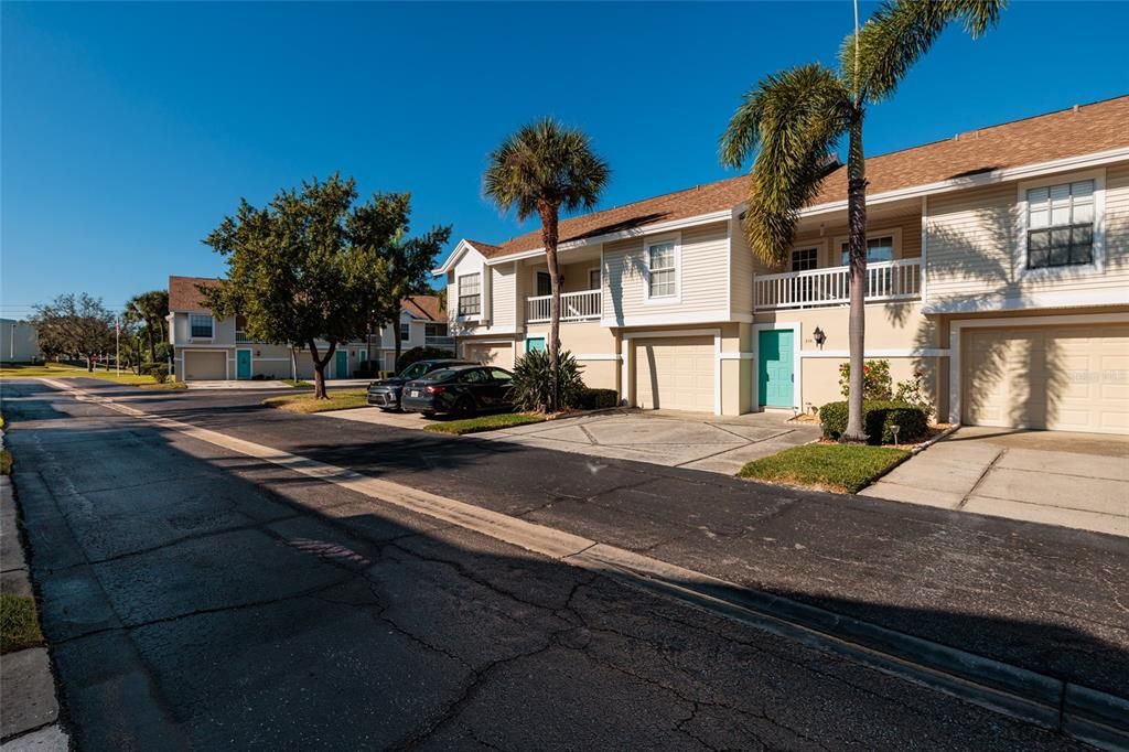 For Sale: $425,000 (2 beds, 2 baths, 920 Square Feet)