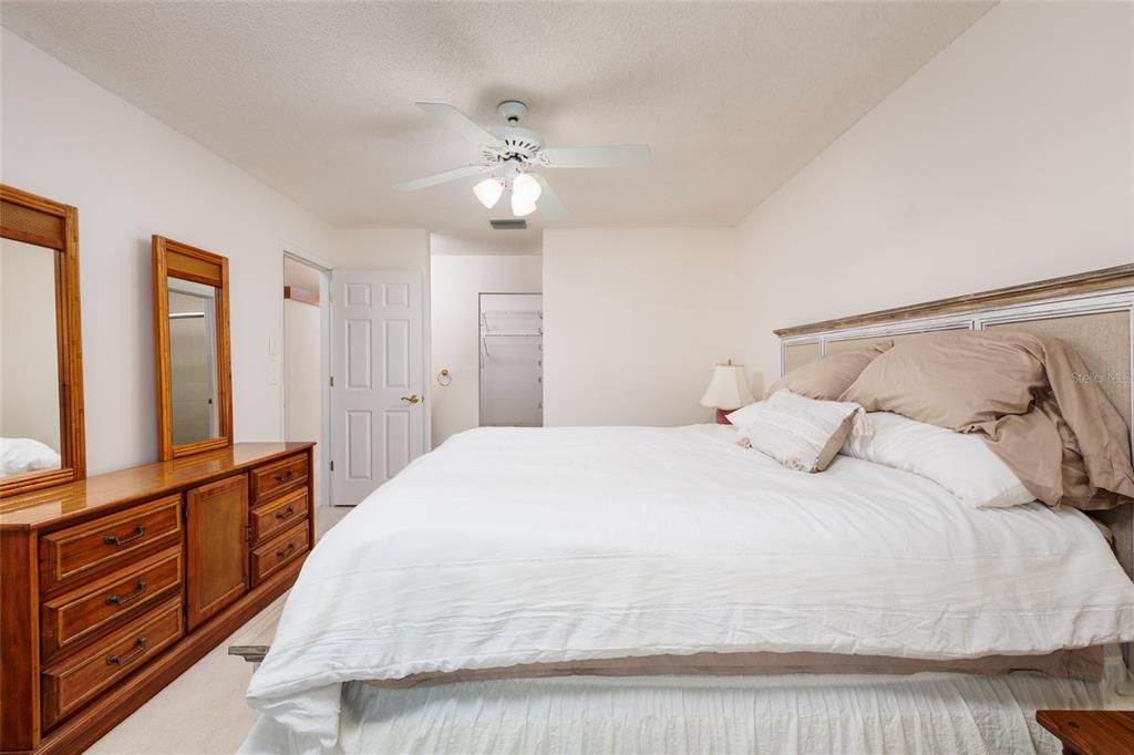 For Sale: $425,000 (2 beds, 2 baths, 920 Square Feet)