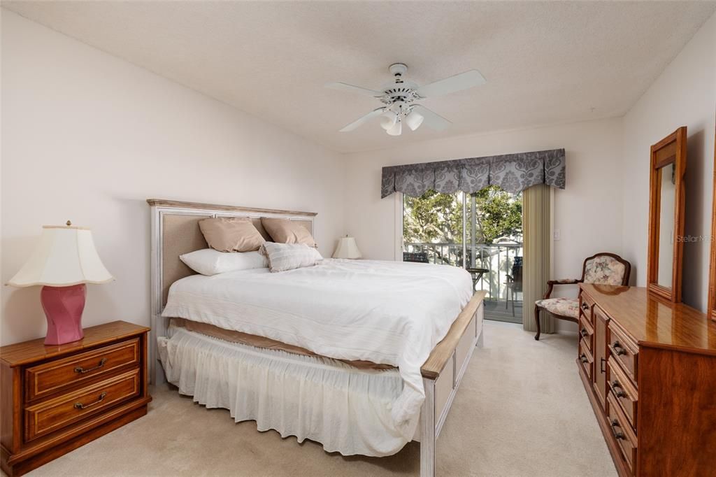 For Sale: $425,000 (2 beds, 2 baths, 920 Square Feet)