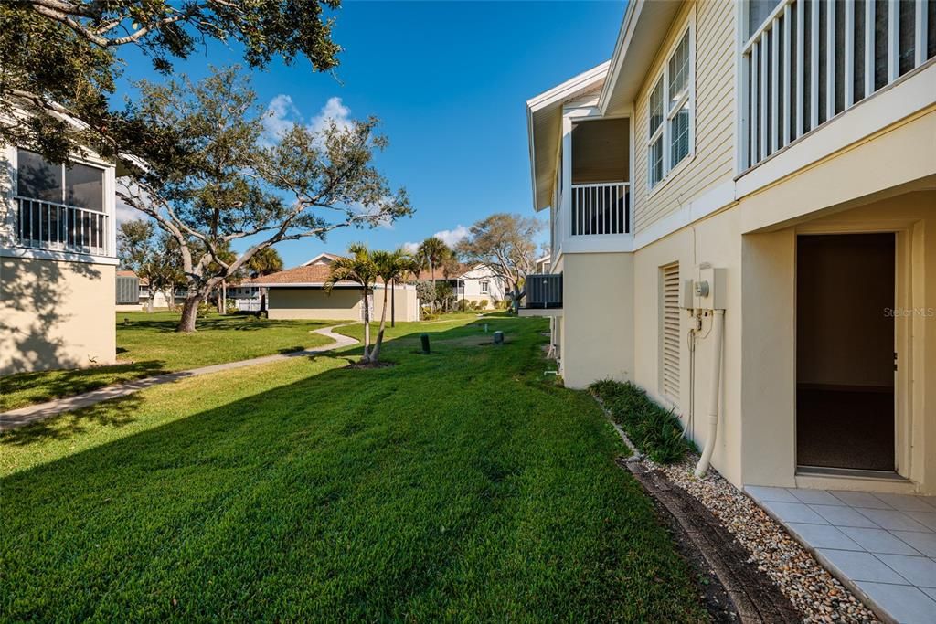 For Sale: $425,000 (2 beds, 2 baths, 920 Square Feet)