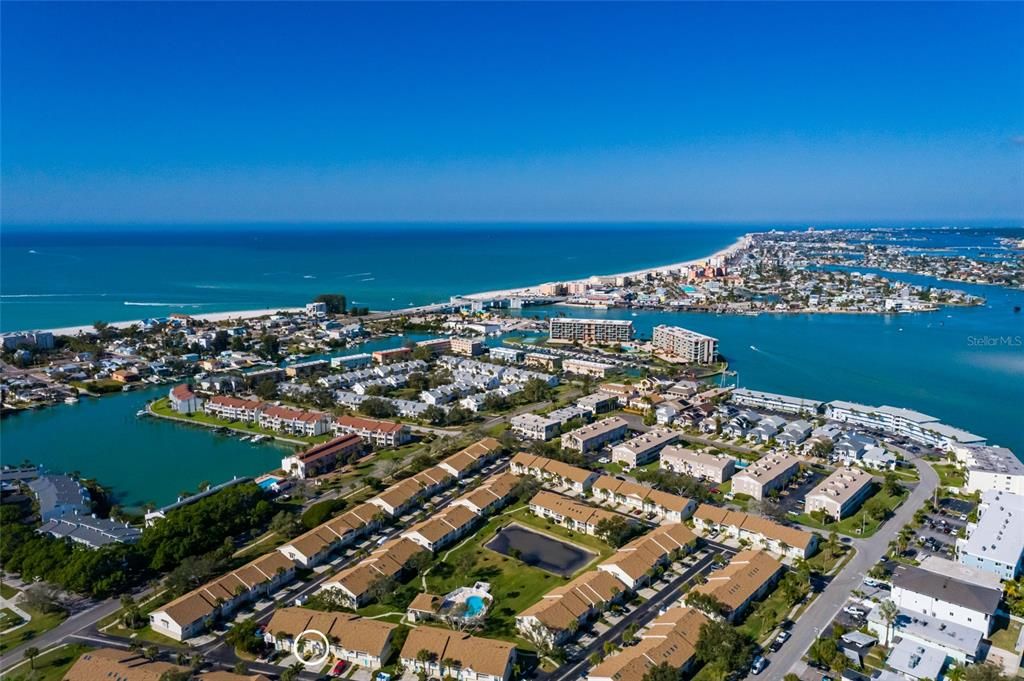 For Sale: $425,000 (2 beds, 2 baths, 920 Square Feet)