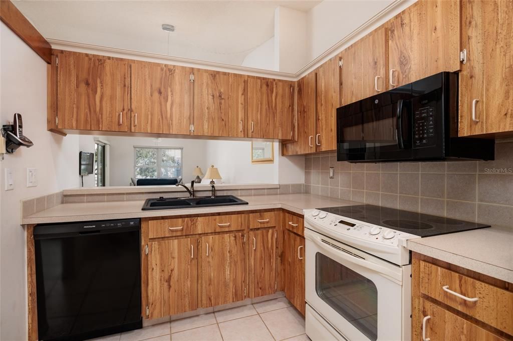 For Sale: $425,000 (2 beds, 2 baths, 920 Square Feet)