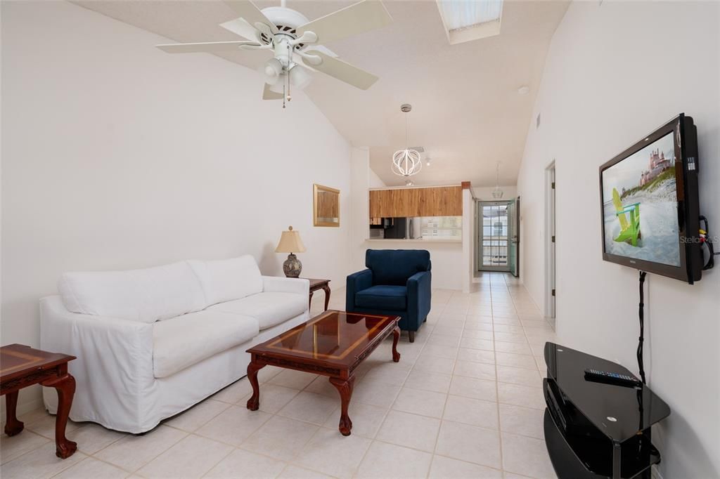 For Sale: $425,000 (2 beds, 2 baths, 920 Square Feet)