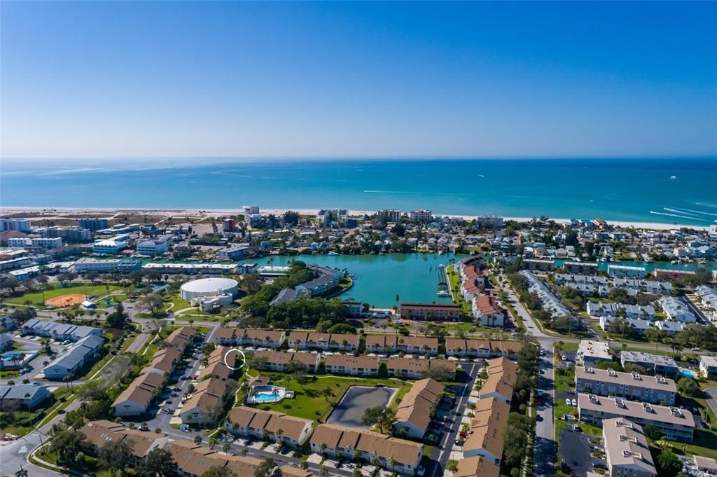 For Sale: $425,000 (2 beds, 2 baths, 920 Square Feet)