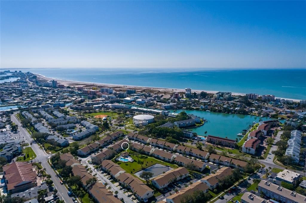 For Sale: $425,000 (2 beds, 2 baths, 920 Square Feet)