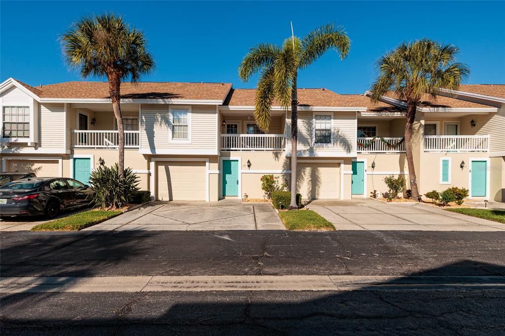 For Sale: $425,000 (2 beds, 2 baths, 920 Square Feet)