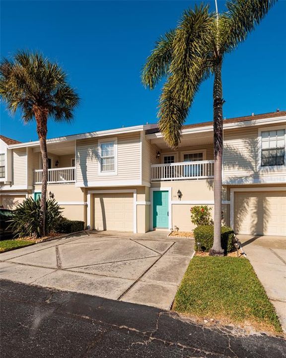 For Sale: $425,000 (2 beds, 2 baths, 920 Square Feet)