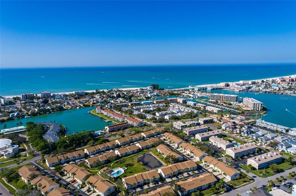 For Sale: $425,000 (2 beds, 2 baths, 920 Square Feet)