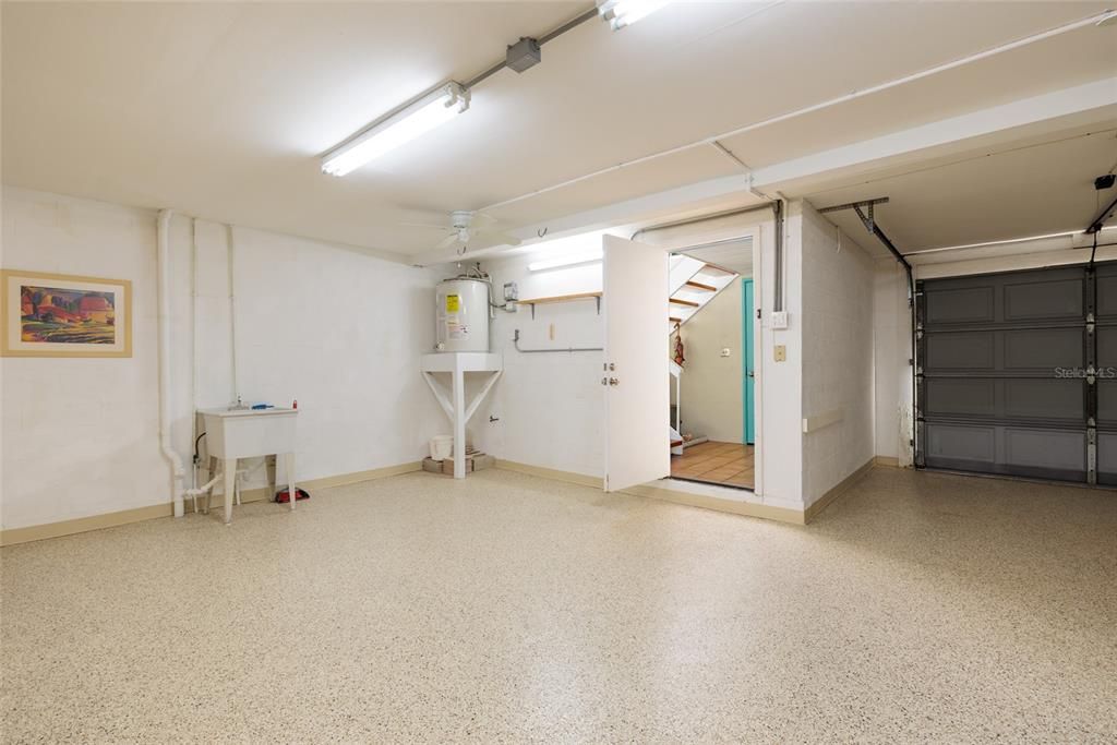 For Sale: $425,000 (2 beds, 2 baths, 920 Square Feet)