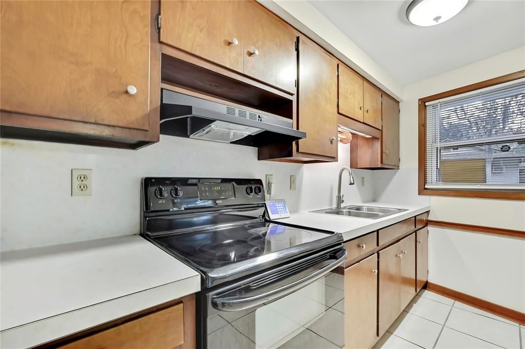 For Sale: $189,900 (2 beds, 1 baths, 930 Square Feet)
