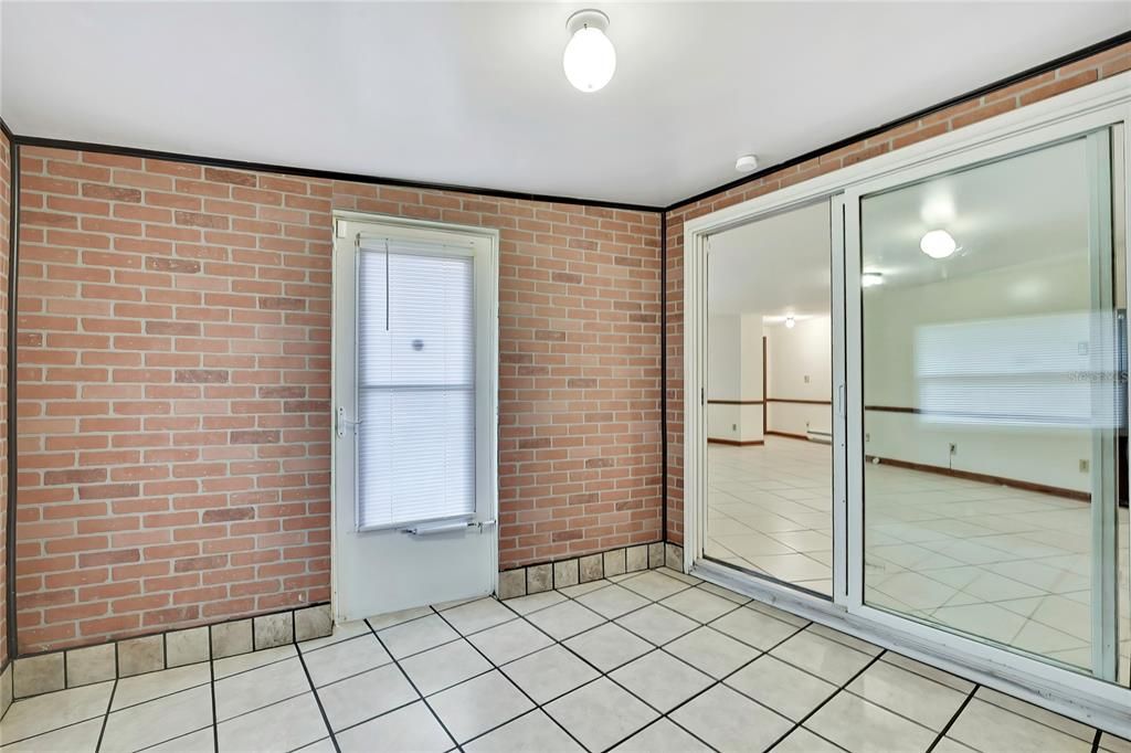 For Sale: $189,900 (2 beds, 1 baths, 930 Square Feet)