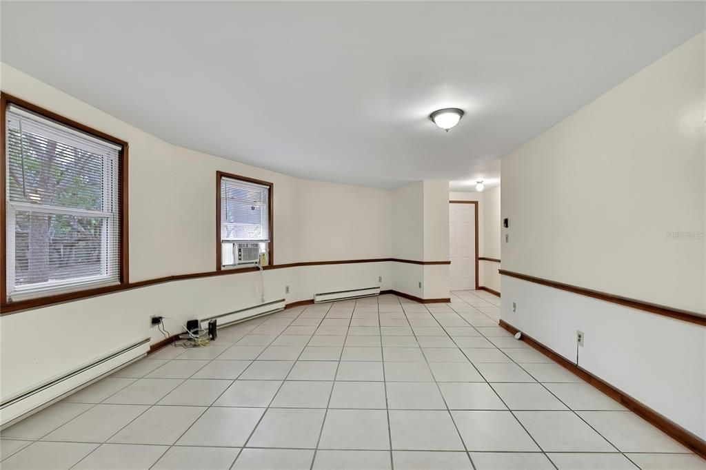 For Sale: $189,900 (2 beds, 1 baths, 930 Square Feet)