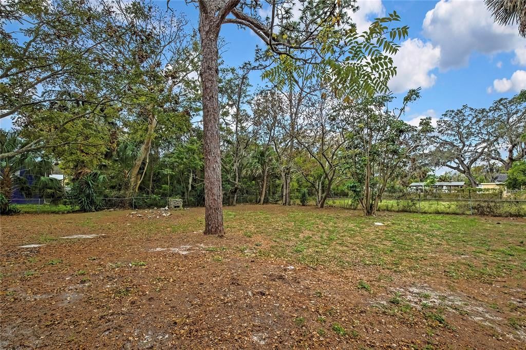 For Sale: $189,900 (2 beds, 1 baths, 930 Square Feet)