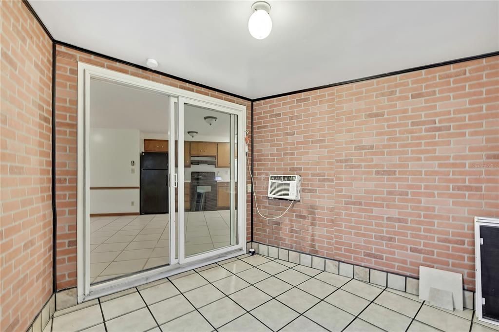 For Sale: $189,900 (2 beds, 1 baths, 930 Square Feet)