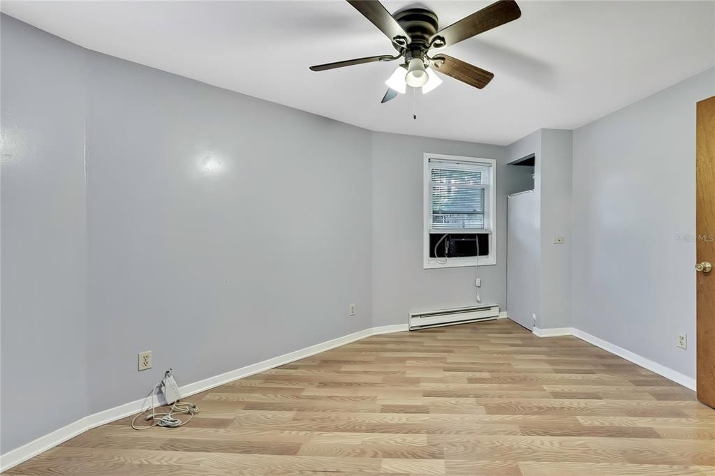 For Sale: $189,900 (2 beds, 1 baths, 930 Square Feet)