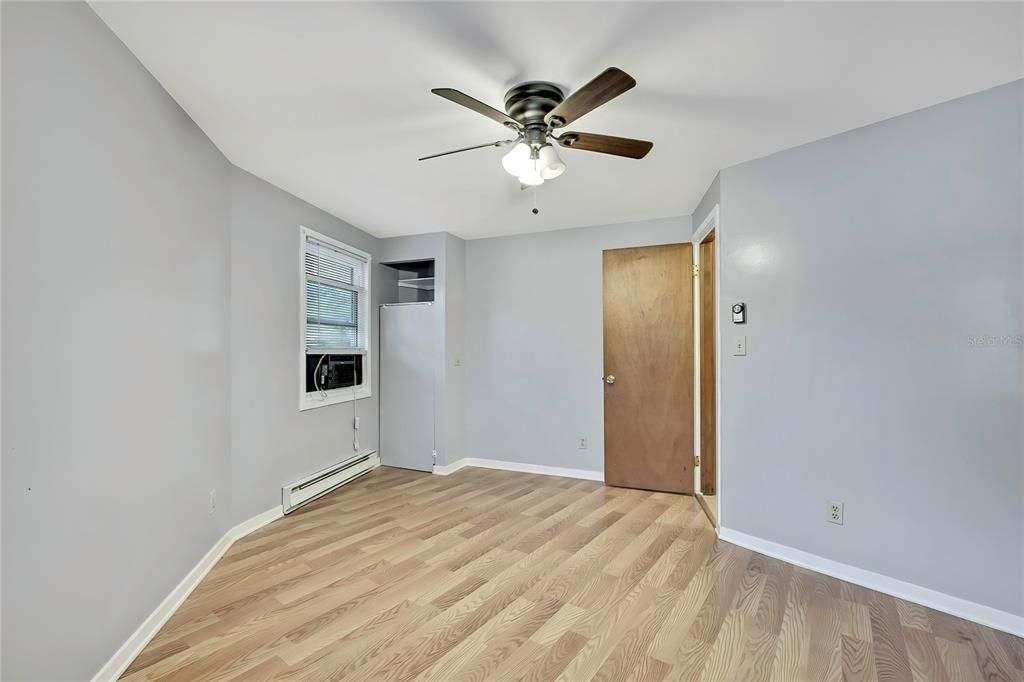 For Sale: $189,900 (2 beds, 1 baths, 930 Square Feet)