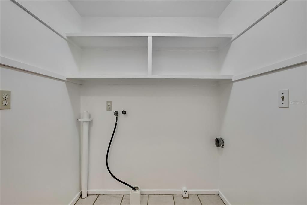 For Sale: $189,900 (2 beds, 1 baths, 930 Square Feet)