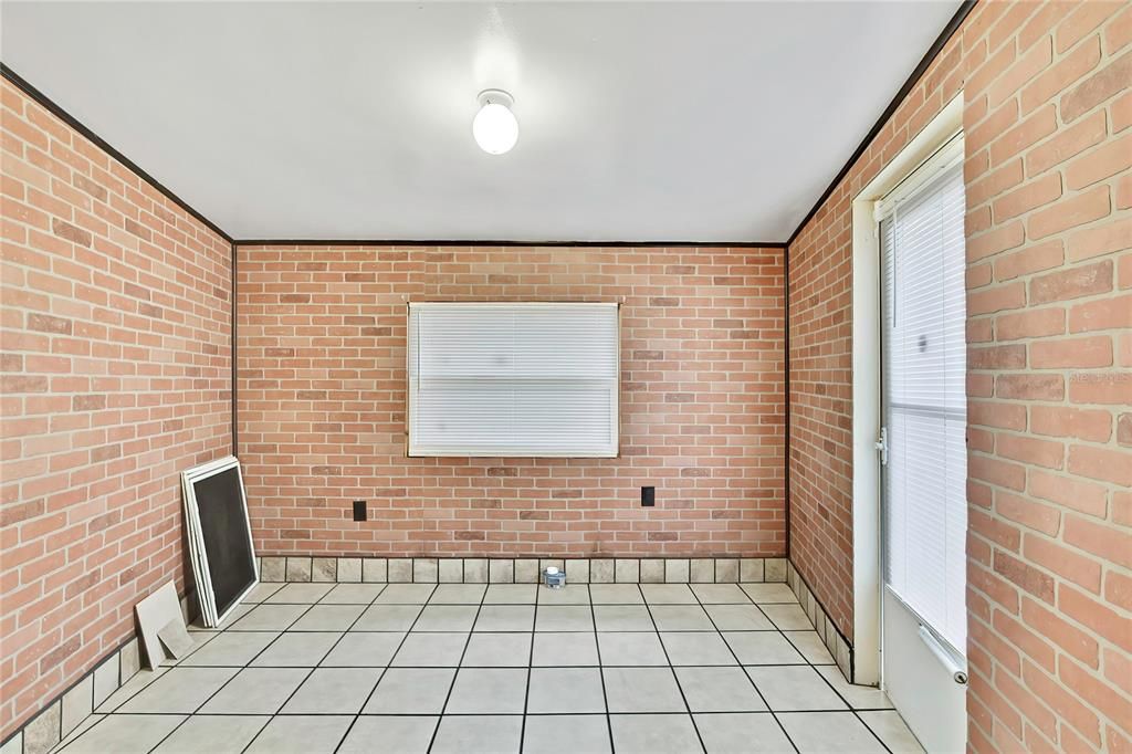 For Sale: $189,900 (2 beds, 1 baths, 930 Square Feet)