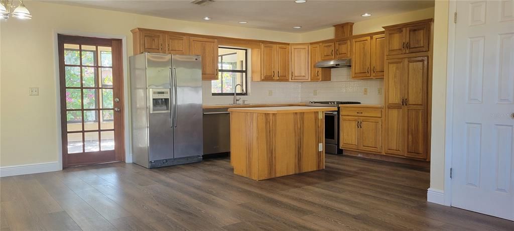 На продажу: $379,999 (4 спален, 2 ванн, 1541 Квадратных фут)