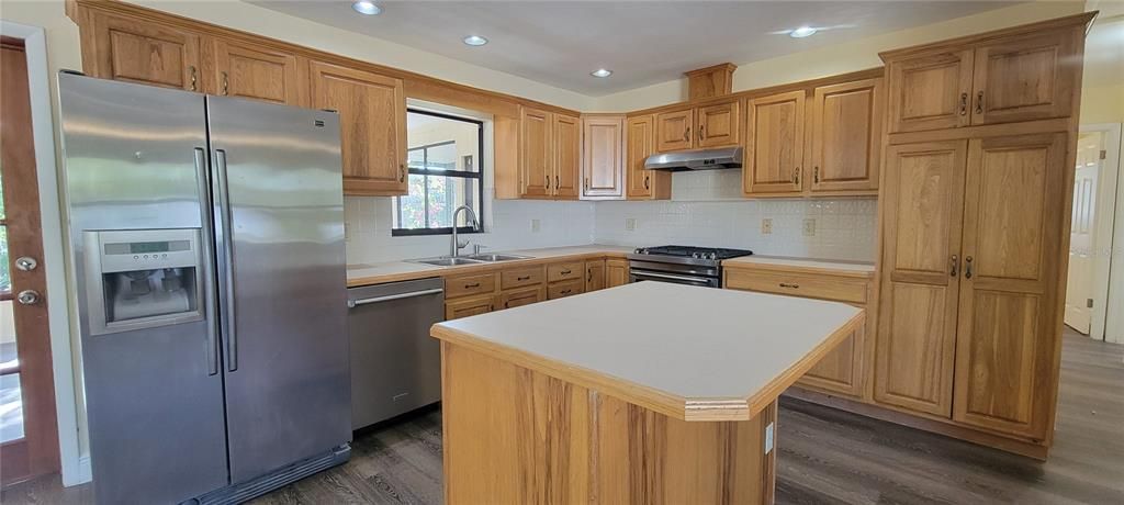 На продажу: $379,999 (4 спален, 2 ванн, 1541 Квадратных фут)